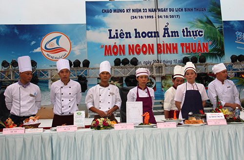 Các đầu bếp tham gia Cuộc thi món ngon Bình Thuận năm 2017